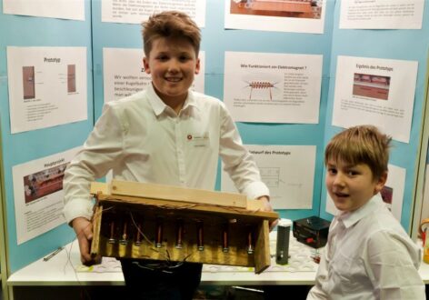 Linus Kreuter (6b) und Noah Nelius (6e) gewannen mit ihrer Elektromagnet-Kugelbahn den 1. Platz und zwei weitere Sonderpreise.