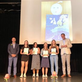 Isabell Moog, Lilly Münnich, Maxine Peifer und Rebecca Laux bei der Siegerehrung durch das rheinland-pfälzische Bildungsministerium in Annweiler am Trifels (Foto: André Krautkrämer) 