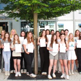 Preisübergabe durch die Schulleiterin Michaela Koch an die Gewinner des Europäischen Wettbewerbs des Martin-von-Cochem-Gymnasiums
