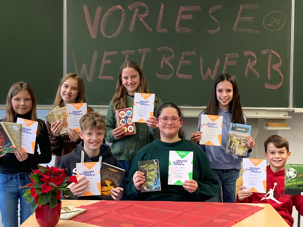 (v.l.n.r.): Kinga Golabiewski, Stella Kramer, Theo Brigatt, Lina Regnier, Rouz Shekhhassan, Marie Zillgen, Jacob Herpel