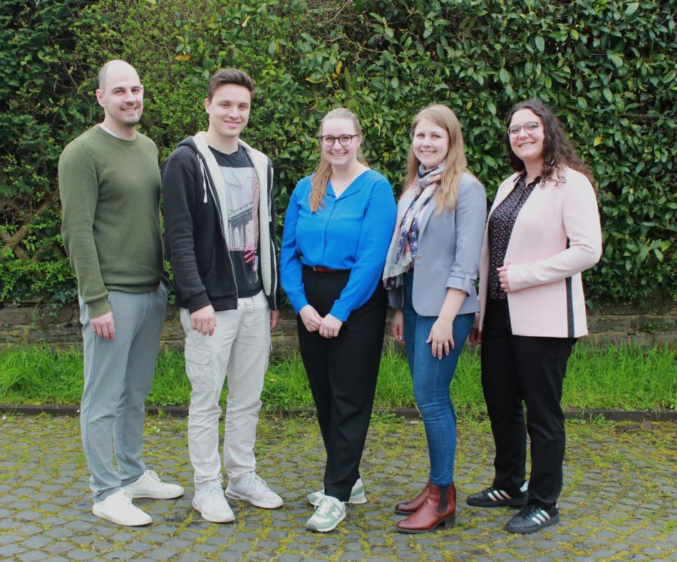 Das MvCG heißt seine neuen Referendarinnen und Referendare herzlich willkommen: Andrej Kosenko, Hendrik Ketterer, Carolina Maria Möller, Carolina Ziegler und Debora Krasniqi (v.l.n.r.)