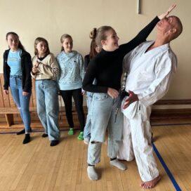 Geraldine Höfling demonstriert eindrucksvoll die erlernten Techniken des Selbstbehauptungskurses mit Karate-Trainer Klaus Bleser, dahinter schauen Isabell Brunner, Amelie Pertuch, Sara Surma und Teresa Reuter (v.l.n.r.) zu.